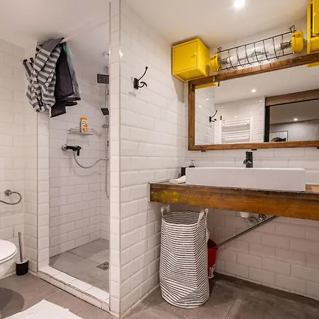 Yellow Compass W40 Budapest