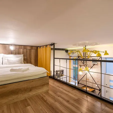 Yellow Compass W40 Budapest