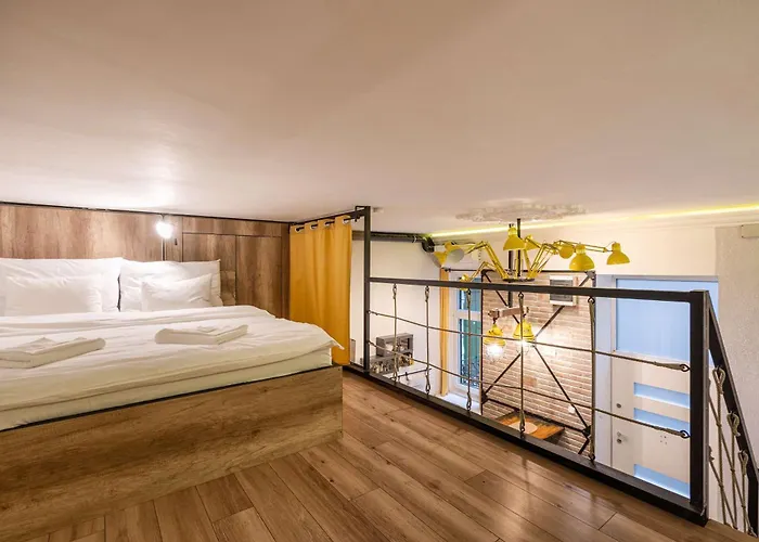 Yellow Compass W40 Budapeşte